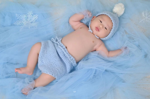 梁山三个月宝宝挠耳朵