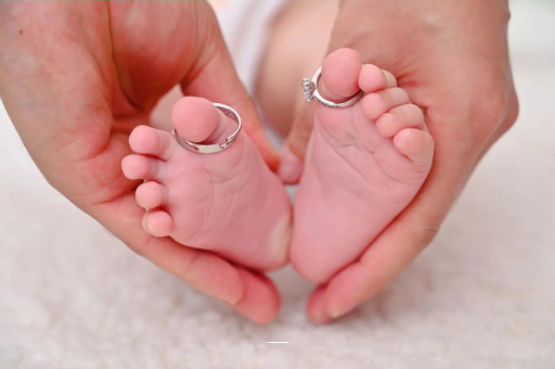 梁山怀孕肚子一边高一边低